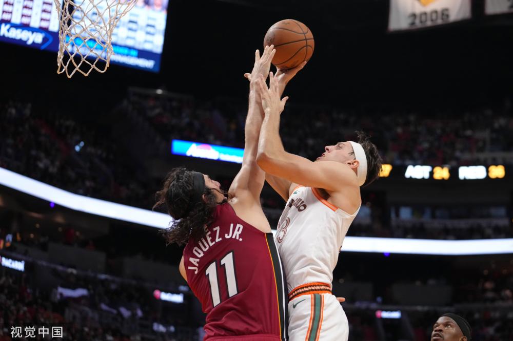 向他投以批 向他投以批