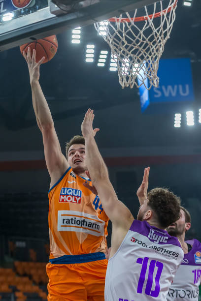 升至第三的 升至第三的