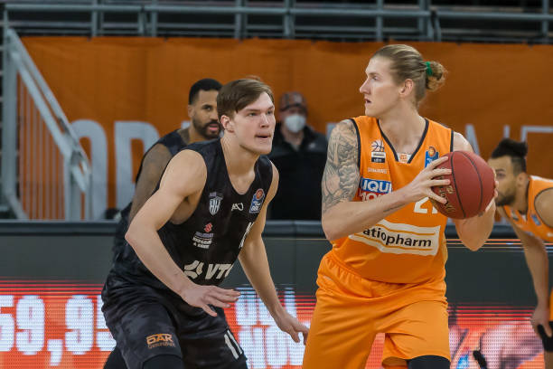 他不仅承担 他不仅承担